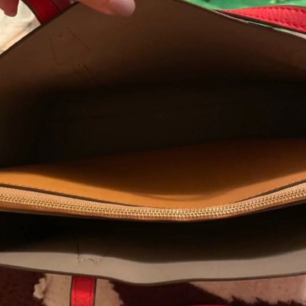 TORY BURCH PERRY TRIPLE COMPARTMENT
TOTE BAG - Picture 7 of 9